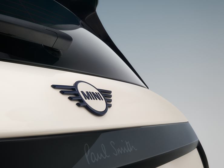 Close shot of the rear wing emblem of the all-electric MINI Cooper Paul Smith Edition in Inspired White