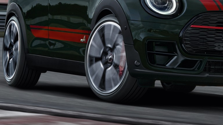 MINI John Cooper Works Clubman – front view – racetrack 