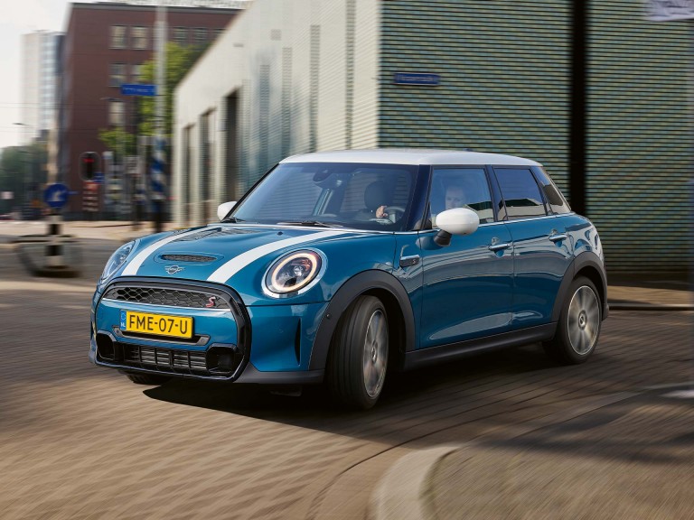 MINI 5-door Hatch – blue and white – cornering