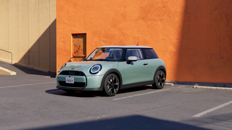 MINI Cooper 3-door – factory hall front view